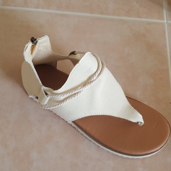 Sandles - Picture 2 of 3